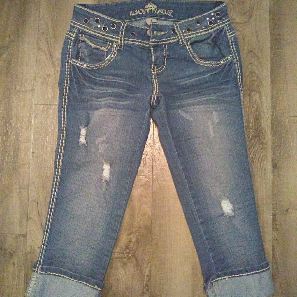 Almost Famous cropped jeans sz 1